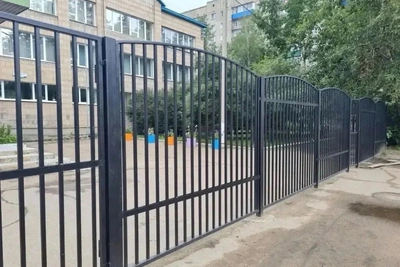 В Чите обновили ограждения школ и детсада за 18 млн