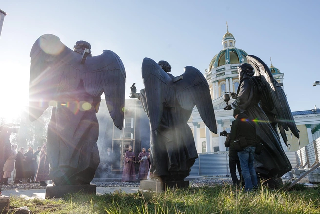 Семь архангелов, объединенных в кольцо, своими крыльями будут держать большую сферу | Источник: Валерий Звонарев