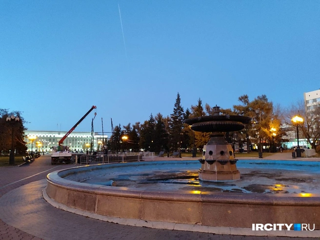 В сквере Кирова начали устанавливать новогоднюю елку | Источник: Алина Ринчино / «ИрСити»