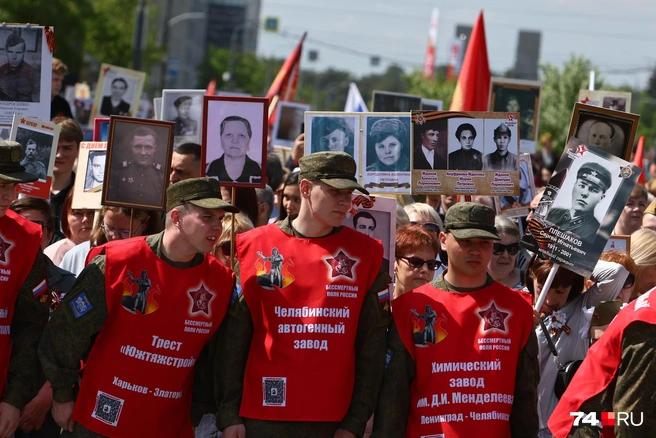 Волонтеры возглавляли и сопровождали колонну | Источник: Наталья Лапцевич