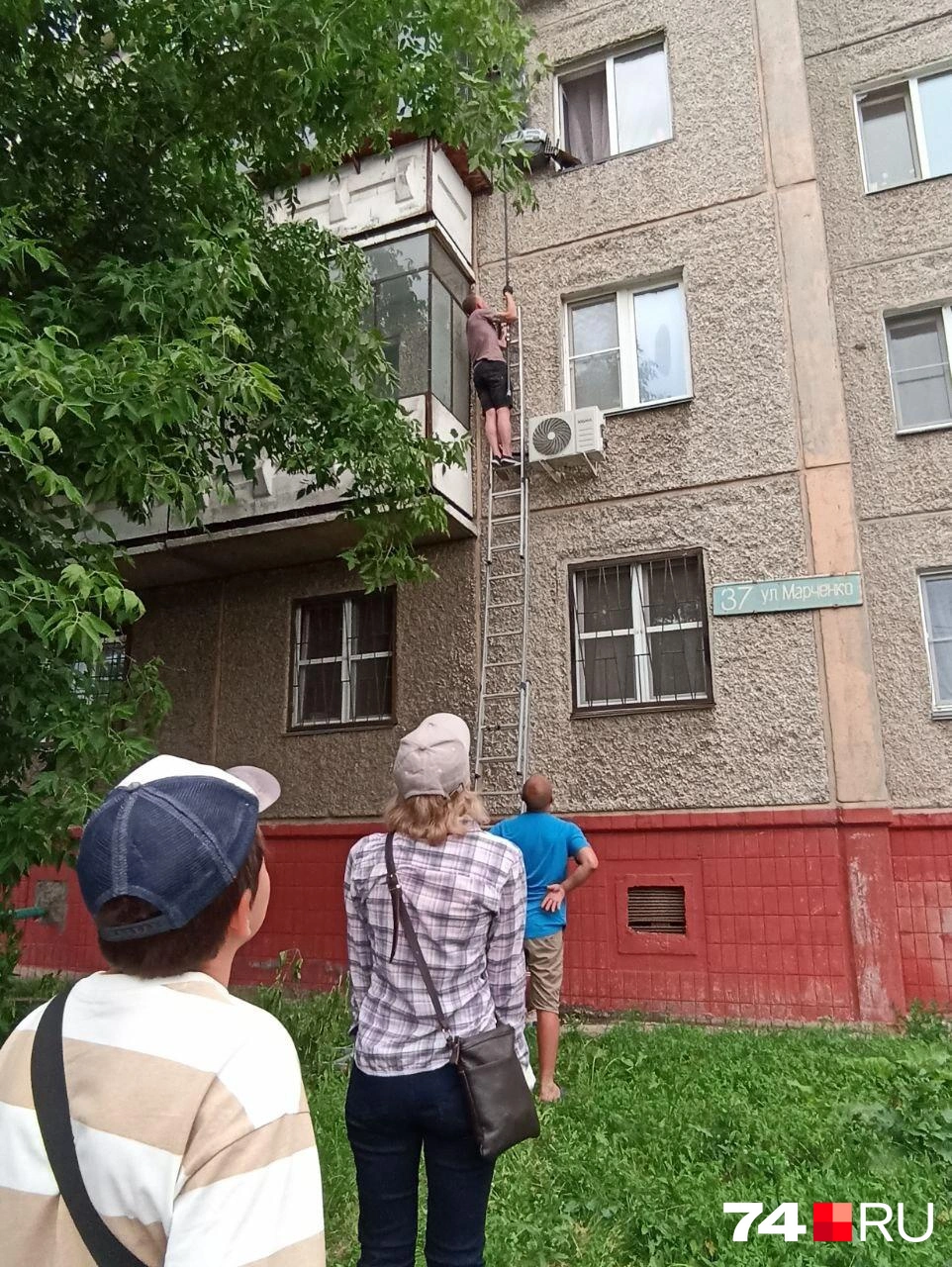 За спасением наблюдало много людей | Источник: читатель 74.RU