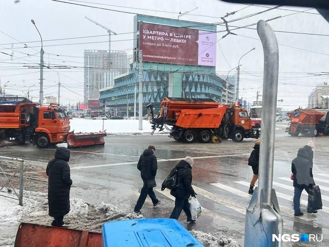 Во время снегопадов спецтехника ездит кортежами | Источник: Настасья Медведева / NGS.RU