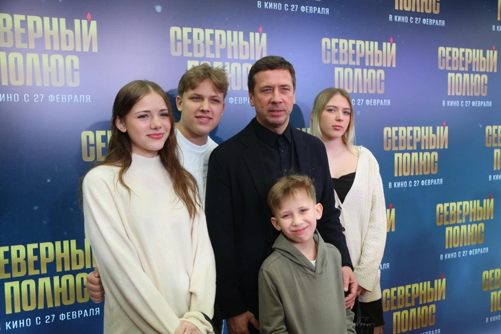 У супругов есть два сына и две дочери 