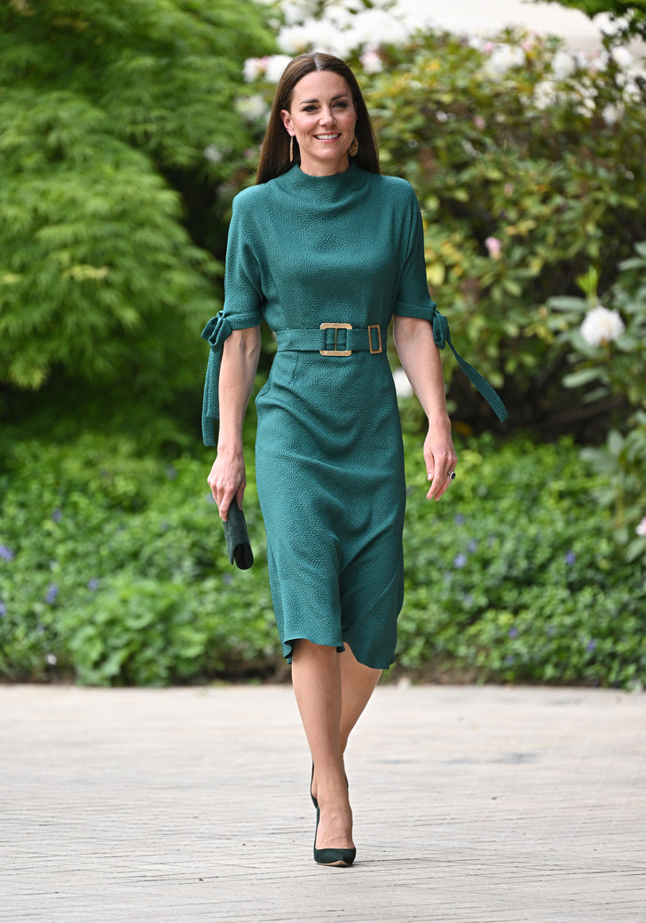 Ищет себя: Кейт Миддлтон подверглась критике в платье с обтягивающим «низом» и рукавами-бантиками