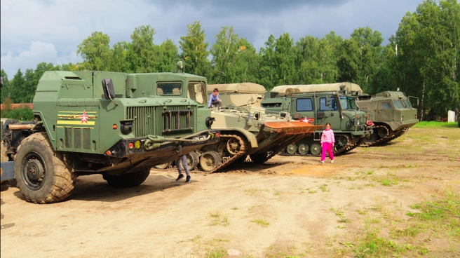 Выставка современной военной техники впечатлила всех гостей праздника  | Источник: ГК «Планета Авто»