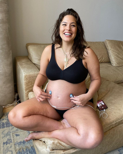 Беременная Эшли Грэм показала, как ей в лицо втыкают иголки