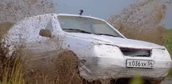 Мужики замотали автомобиль в 1,5 км пленки, чтобы проверить, спасет ли это от грязи (видео)