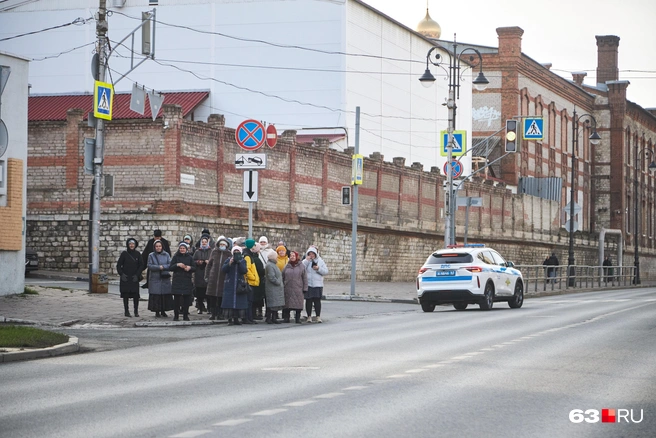 Группа пенсионерок с интересом наблюдала за шествием | Источник: Роман Данилкин / 63.RU