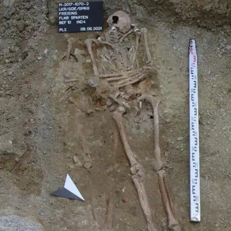 В Баварии нашли протез руки, ему может быть до 500 лет: чем примечателен средневековый артефакт?