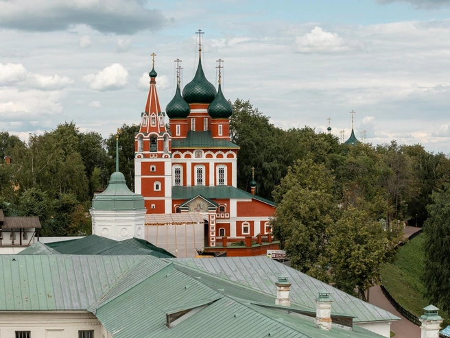 Купола храмов и зеленая набережная создают живописный пейзаж. | Источник: Александр Куренной / 76.RU 