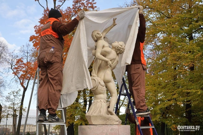 Нимфы, богини и аллегории Летнего сада прячутся на зиму | Источник: Павел Даиси / «Фонтанка.ру»