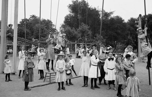 Как выглядели детские площадки 100 лет назад: 15 фото, от которых бросает в дрожь