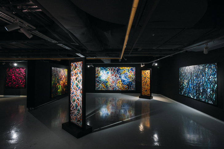 Вселенная абстракции на ВДНХ: иммерсивное открытие выставки «Слышать цвет» Дмитрия Сухова