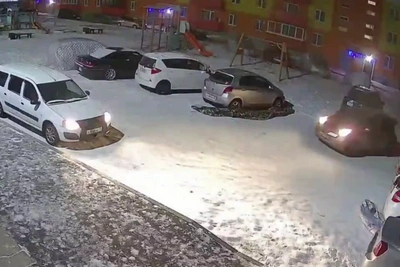 Таксист похитил сброшенный ветром портальный гараж в Чите