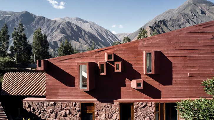 Дом из красного камня в Перу