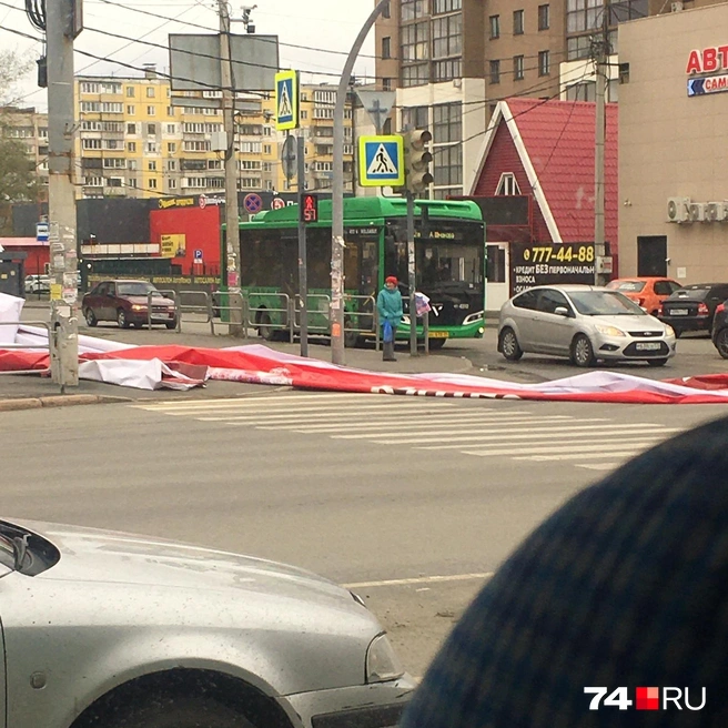 Убирать полотнище пришлось очевидцам ЧП | Источник: Подслушано Смолино.Челябинск / Vk.com