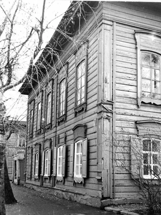 В советские годы двухэтажку на Декабрьских Событий обшили досками | Источник: pastvu.com / автор неизвестен
