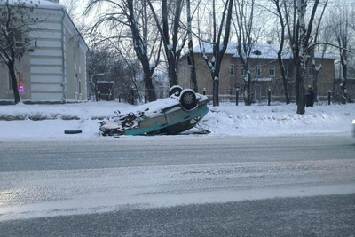 Overturned car blocks right lane on El'mash road for third day
