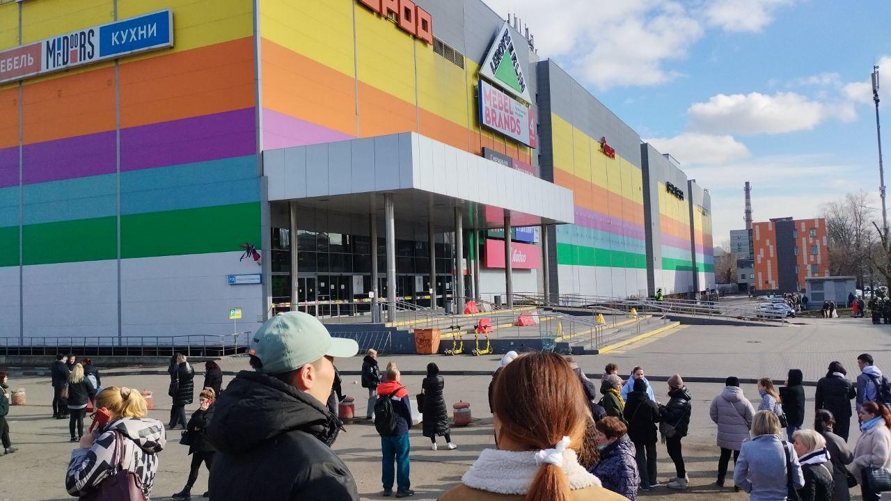 Эвакуация из ТЦ Город у метро «Нижегородская», выводят людей из ТЦ Город у  метро «Авиамоторная», эвакуация ТЦ Город Косино: реакция на теракт в  «Крокусе», «Крокус Сити Холл» после теракта - 25 марта