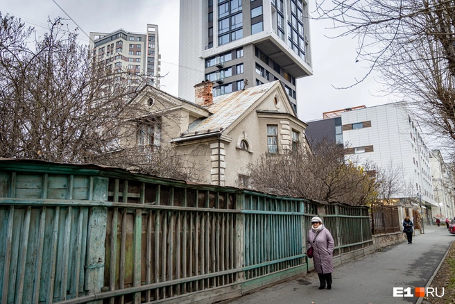 К дому прилагается и участок, всё огорожено забором | Источник: Владислав Лоншаков / E1.RU
