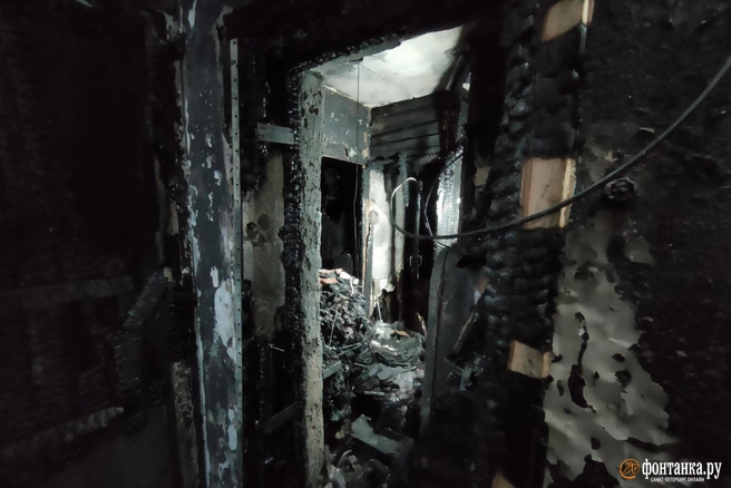 Сгоревшие дома внутри выглядят примерно так. | Источник: Михаил Огнев / FONTANKA.RU