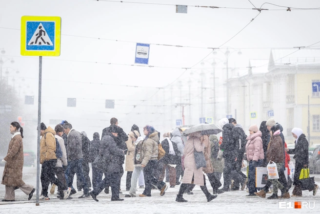 Толпы людей спешат домой, в городе&nbsp;— 9-бальные пробки | Источник: Владислав Лоншаков / E1.RU
