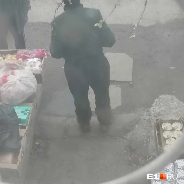 Прохожие могут прицениться к ассортименту с душком | Источник: читатель E1.RU