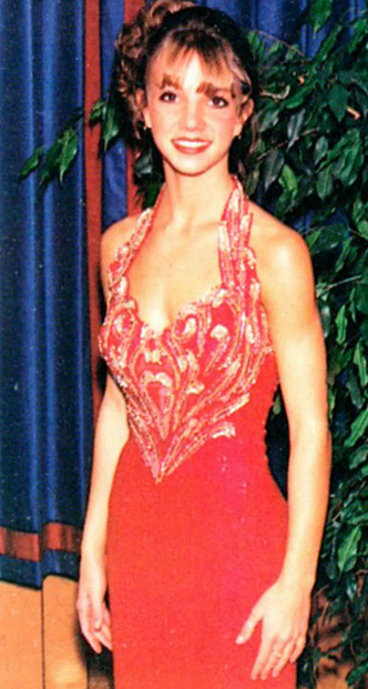 Декольте Рианны и «платье принцессы» Бритни Спирс: как выглядели выпускные наряды звезд