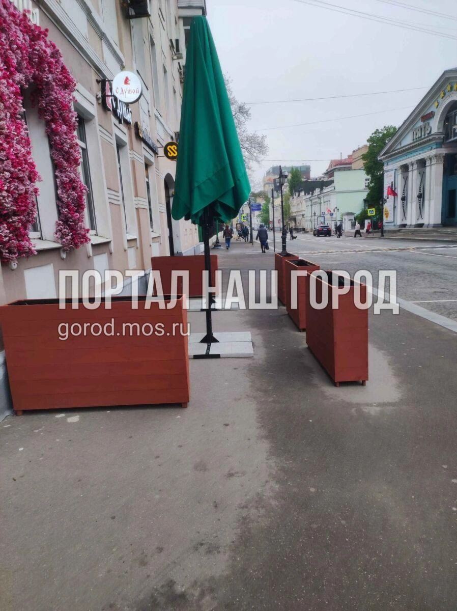 Столики кафе стоят на тротуаре | Источник: gorod.mos.ru