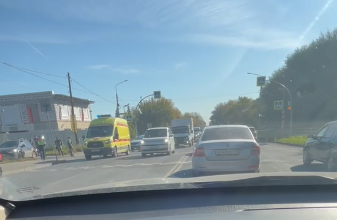 «Хрипел, были судороги»: автомобиль Suzuki столкнулся с мотоциклом на повороте в частный сектор в Челябинске