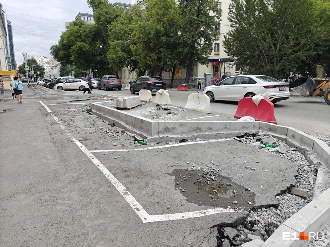 На этом снимке видно, что в некоторых местах тротуар действительно стал шире за счет парковочных мест | Источник: Кирилл Кушнов / E1.RU