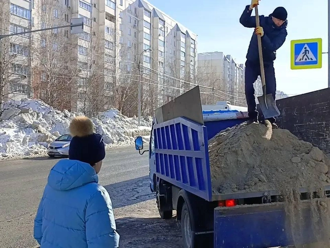Тротуары на улице Татьяны Снежиной покрыли песком. | Источник: читательница НГС