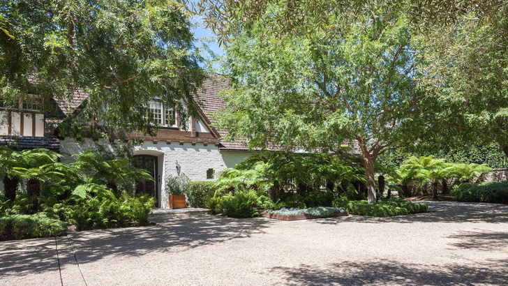 Бывший дом Брэда Питта и Дженнифер Энистон выставлен на продажу (фото 2)