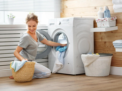 Почему нельзя оставлять дверцу стиральной машины открытой — ответы вас удивят