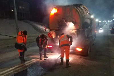 В Костроме восстанавливают асфальтовое покрытие после зимних повреждений