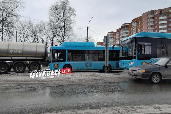 Автомобили и другие автобусы были вынуждены объезжать место аварии | Источник: Архангельск life / Vk.com