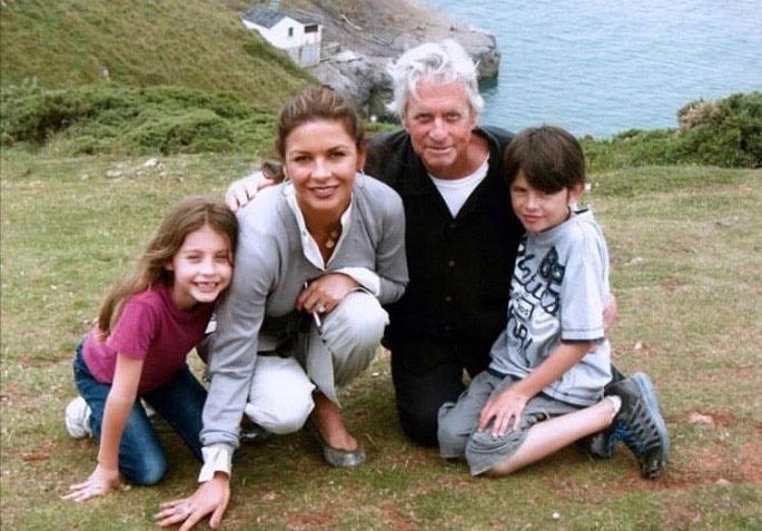 В шортах и растянутых футболках: сын и дочка Кэтрин Зета-Джонс и Майкла Дугласа не выглядят, как дети знаменитостей