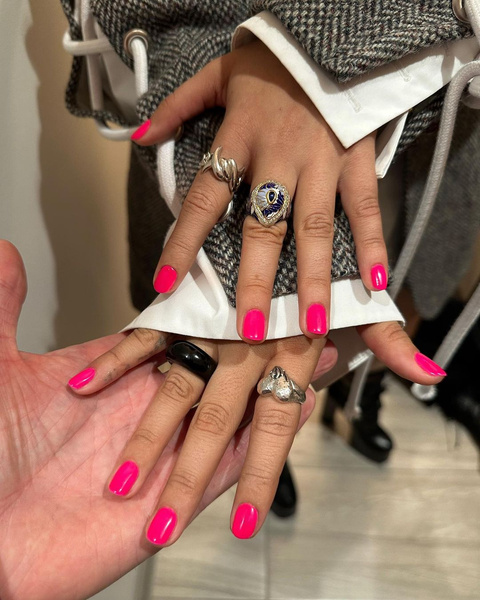 Маникюр в эстетике barbiecore: 10 нежных и ярких дизайнов ногтей