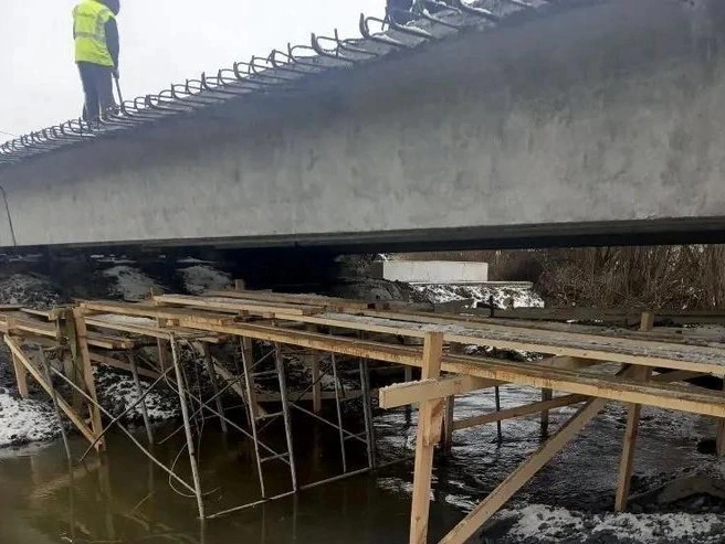 Подготовка к демонтажу старых балок моста | Источник: Управление автомобильных дорог Свердловской области