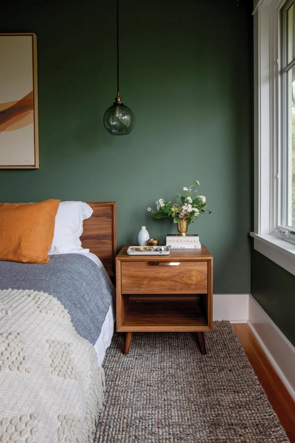 Интерьер спальни Midcentury с зелёными стенами