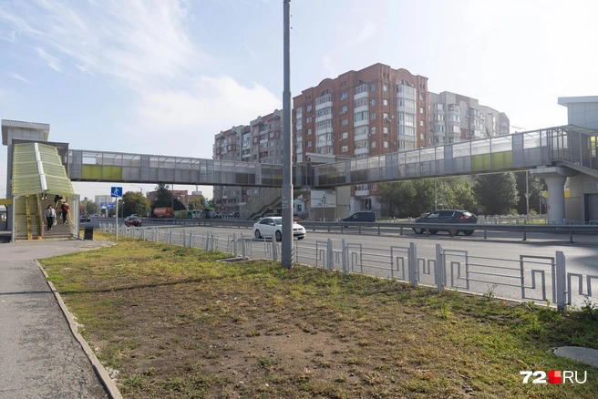 В Восточке есть несколько крупных транспортных развязок. Они сопровождаются надземными переходами, по которым передвигаются люди без автомобилей. Это не очень удобно | Источник: Ирина Шарова / 72.RU