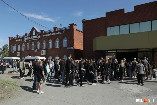 На прощание с подругами пришло около 300 человек | Источник: Соня Радостина / E1.RU