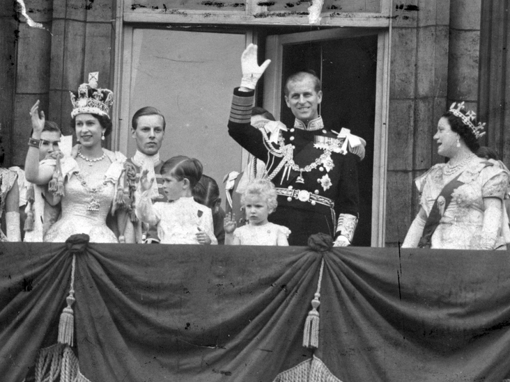 Елизавета II в день своей коронации на балконе Букингемского дворца с принцем Филиппом и королевой-матерью, 2 июня 1953