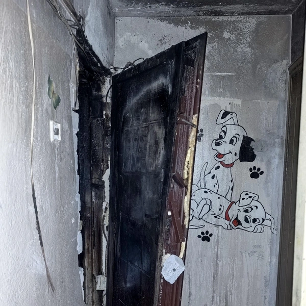 Дверь в квартиру вскрыли во время тушения пожара  | Источник: «Благотворительный фонд „Антоновцы“» / Vk.com
