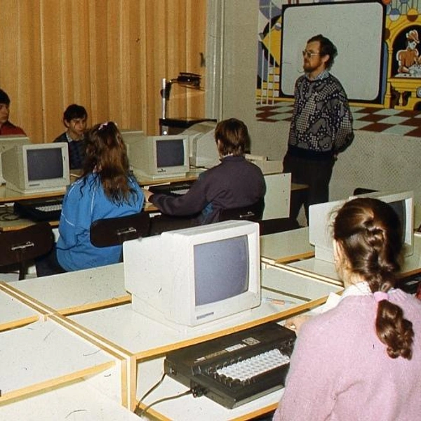 Ученики пермской школы № 9 изучают азы программирования в компьютерном классе, 1990 год | Источник: Юрий Кондаков / Госархив Пермского края