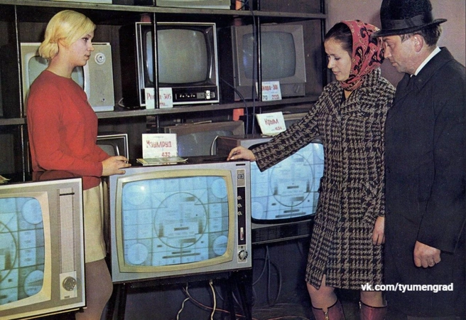Для буклетов про Тюмени делали красивые постановочные фотографии. Эту в 1974 году сделали в ЦУМе, в секции телевизоров | Источник: Тюмень до нашей эры / Vk.com