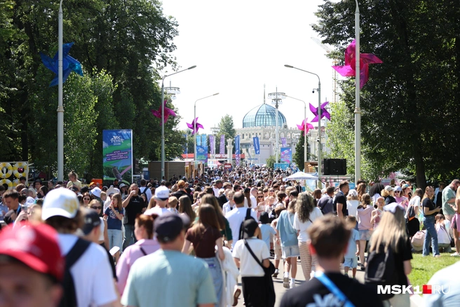 Горожане спешат на VK Fest — 2026 | Источник: Валентин Горшенин / MSK1.RU