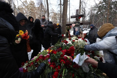 Сотни людей простились с Николаем Колядой на кладбище