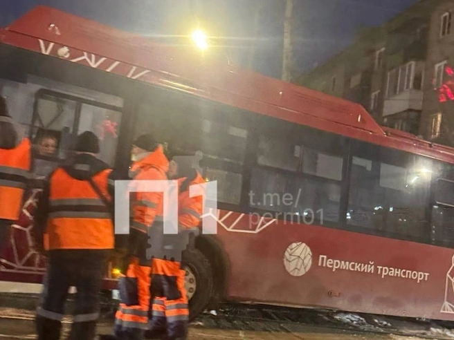 Дорожные рабочие пытаются разобраться с ситуацией на Белинского | Источник: Пермь № 1 / Telegram