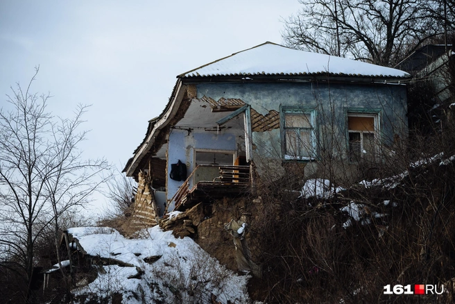 Всё больше домов осыпаются в море | Источник: Евгений Вдовин / 161.RU